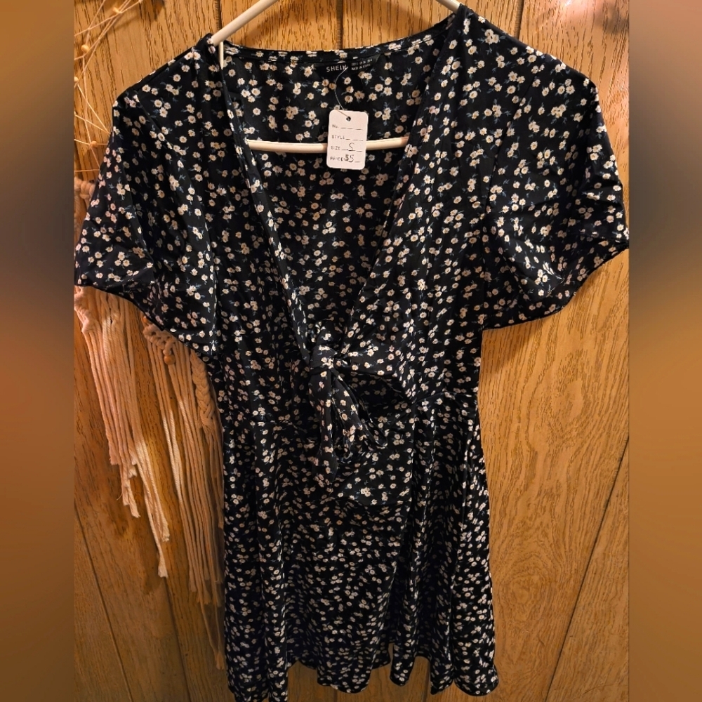 CLOSET CLOSEDOWN⚠️Shein Floral Short Sleeve Mini Dress w/ Cut Out Detail